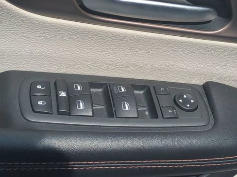 Used 2019 Chrysler Pacifica Touring-L w/ Tire & Wheel Group FWD image 14