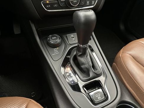 Used 2019 Jeep Cherokee Overland w/ Technology Group AWD/4WD image 25