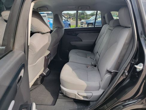 Used 2022 Toyota Highlander L FWD image 19