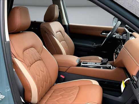 New 2026 Nissan Pathfinder Platinum image 11