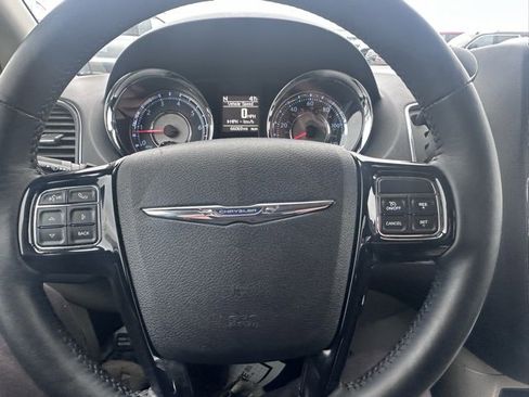Used 2016 Chrysler Town & Country Limited image 18