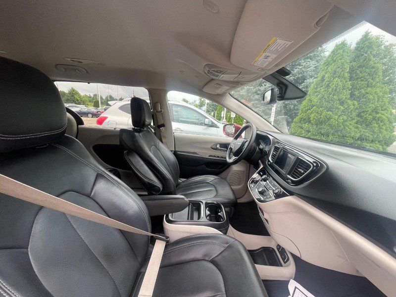 Used 2020 Chrysler Pacifica Touring FWD image 3