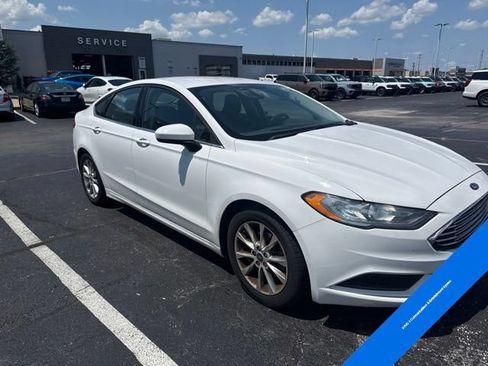 Used 2017 Ford Fusion SE w/ Fusion SE Technology Package FWD image 4