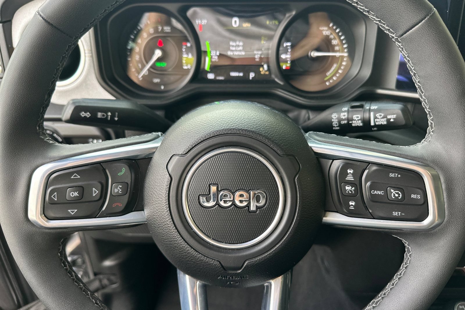 Used 2025 Jeep Wrangler Unlimited Sahara AWD/4WD image 23