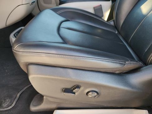 Used 2024 Chrysler Pacifica Touring-L image 24