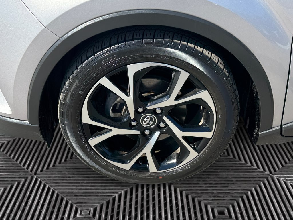 Used 2019 Toyota C-HR XLE FWD image 14