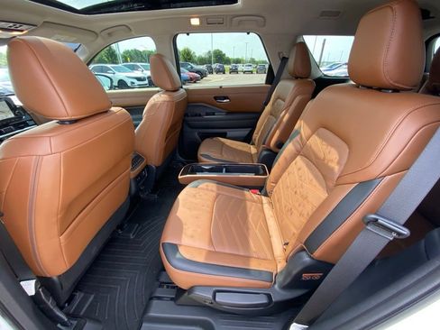 Used 2024 Nissan Pathfinder Platinum w/ Lighting Package (N93) AWD/4WD image 22