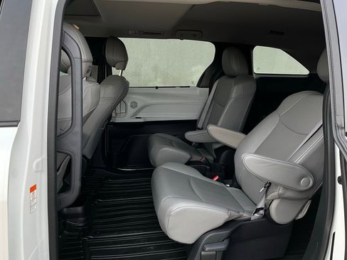 Used 2025 Toyota Sienna XLE image 12