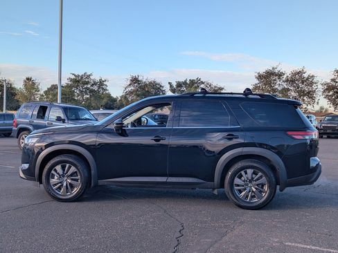 Certified 2022 Nissan Pathfinder SV w/ SV Black Package image 3