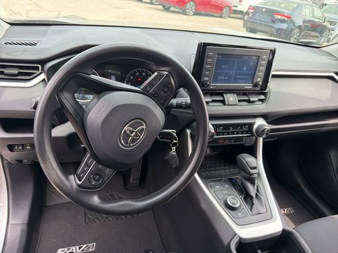 Used 2022 Toyota RAV4 LE image 11