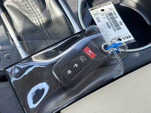 Used 2019 Toyota Highlander XLE FWD image 35