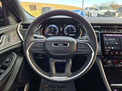 Used 2025 Jeep Grand Cherokee Limited w/ Black Appearance Package image 19