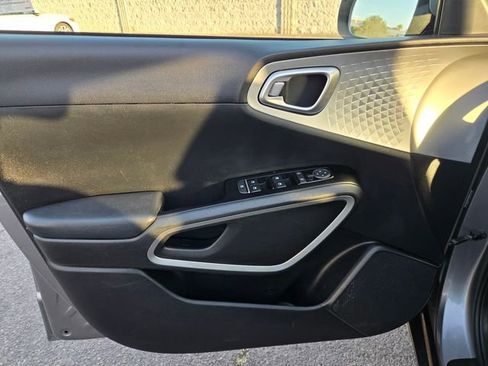 Used 2023 Kia Soul LX w/ LX Technology Package image 18
