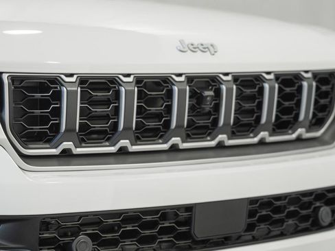 New 2026 Jeep Grand Cherokee Limited AWD/4WD image 11