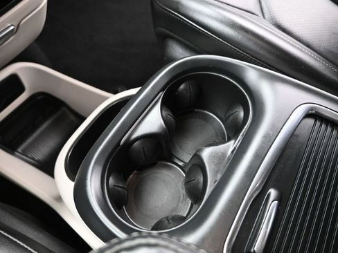 Used 2023 Chrysler Pacifica Touring-L image 15