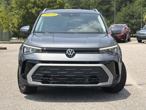 Used 2025 Volkswagen Taos SE w/ Panoramic Sunroof Package FWD image 29
