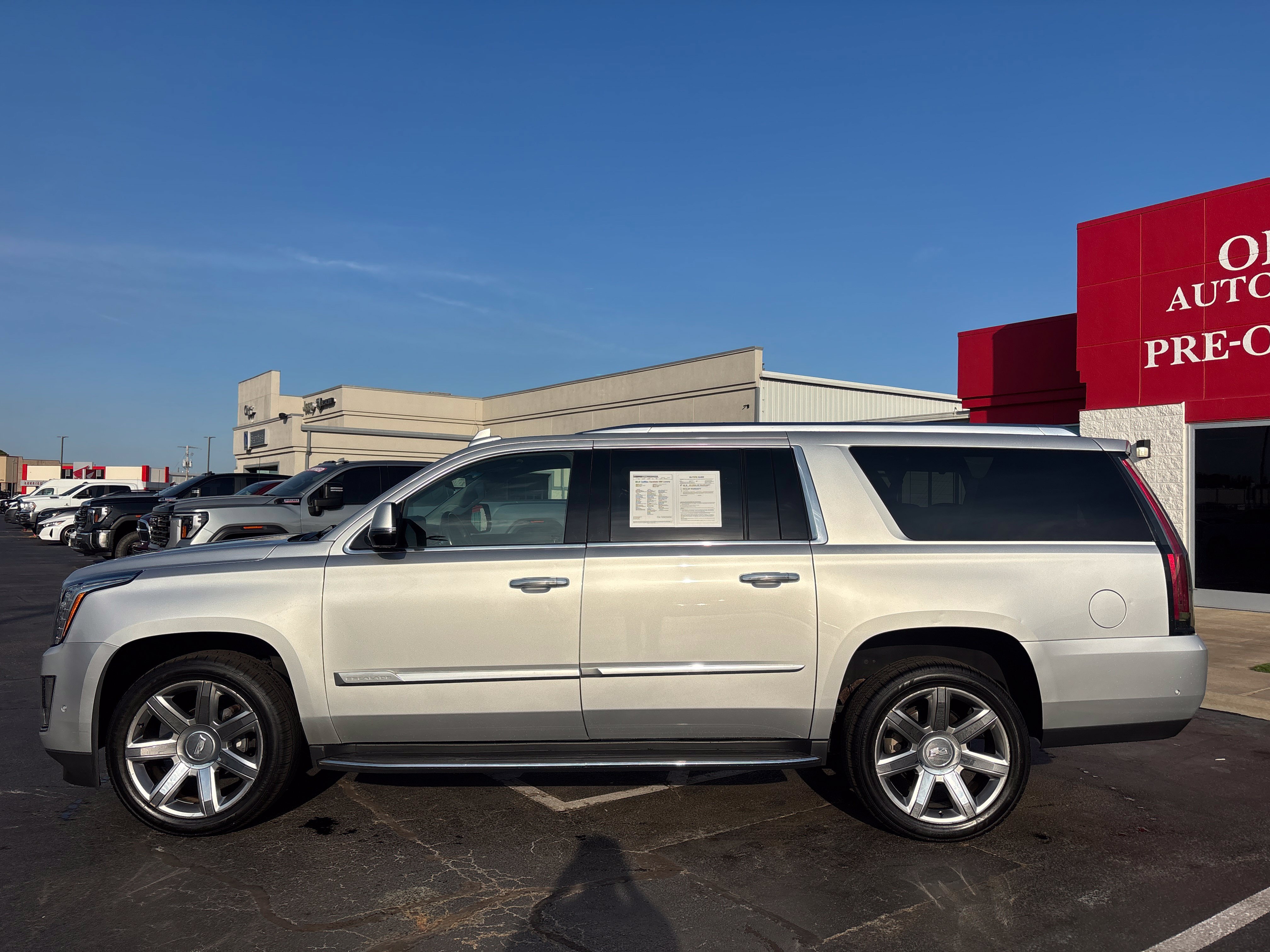 Used 2019 Cadillac Escalade ESV Luxury AWD/4WD image 3
