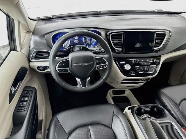 Used 2024 Chrysler Pacifica Touring-L FWD image 22