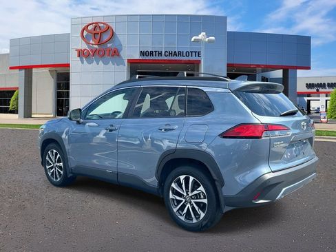 Used 2023 Toyota Corolla Cross XLE w/ Convenience Package FWD image 6