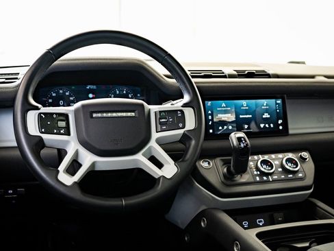 Used 2023 Land Rover Defender 90 S image 4