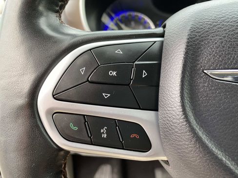 Used 2019 Chrysler Pacifica Touring-L FWD image 16