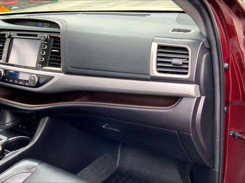 Used 2019 Toyota Highlander XLE image 17