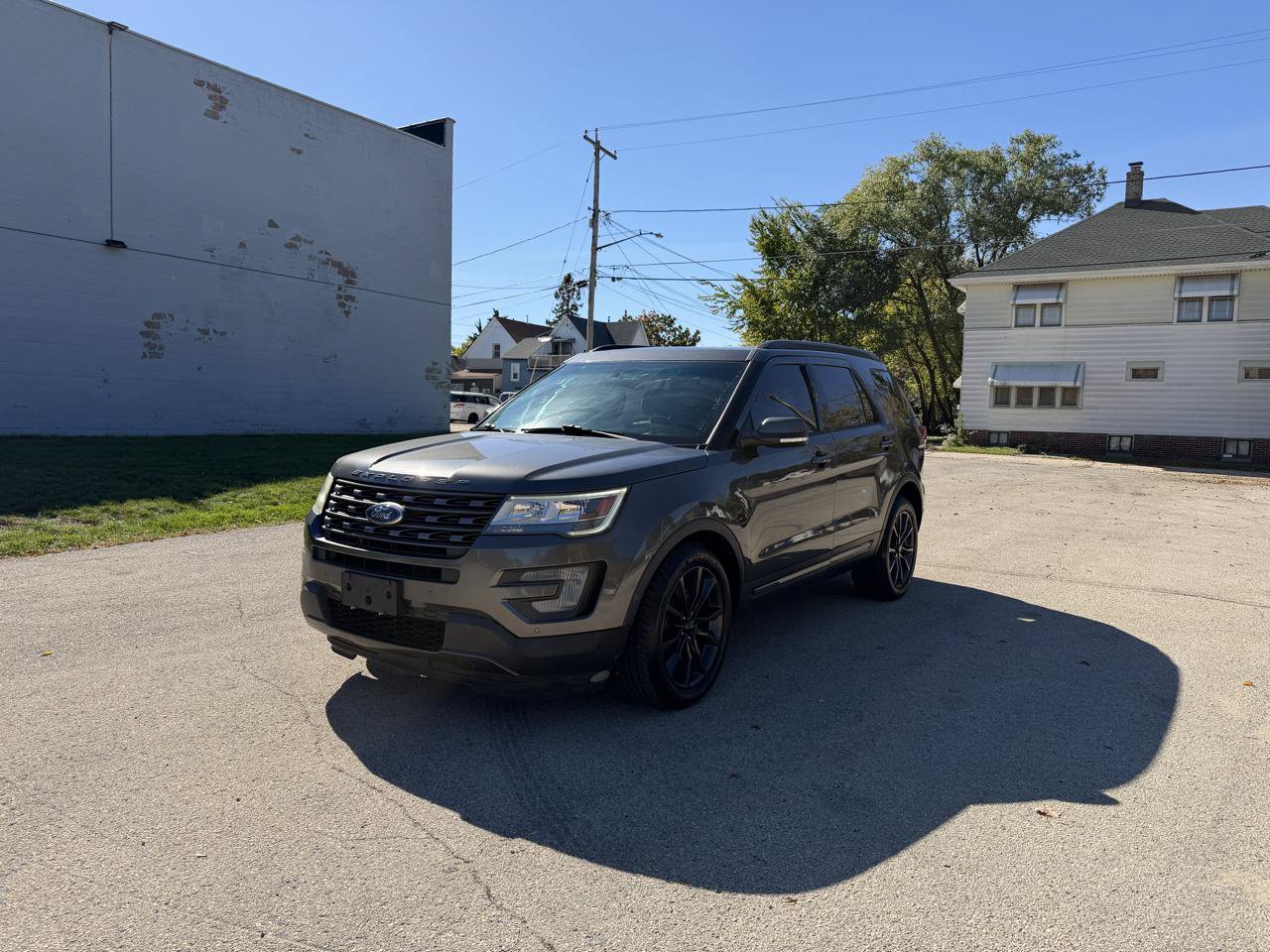 Used 2017 Ford Explorer XLT w/ XLT Technology Feature Bundle AWD/4WD image 3