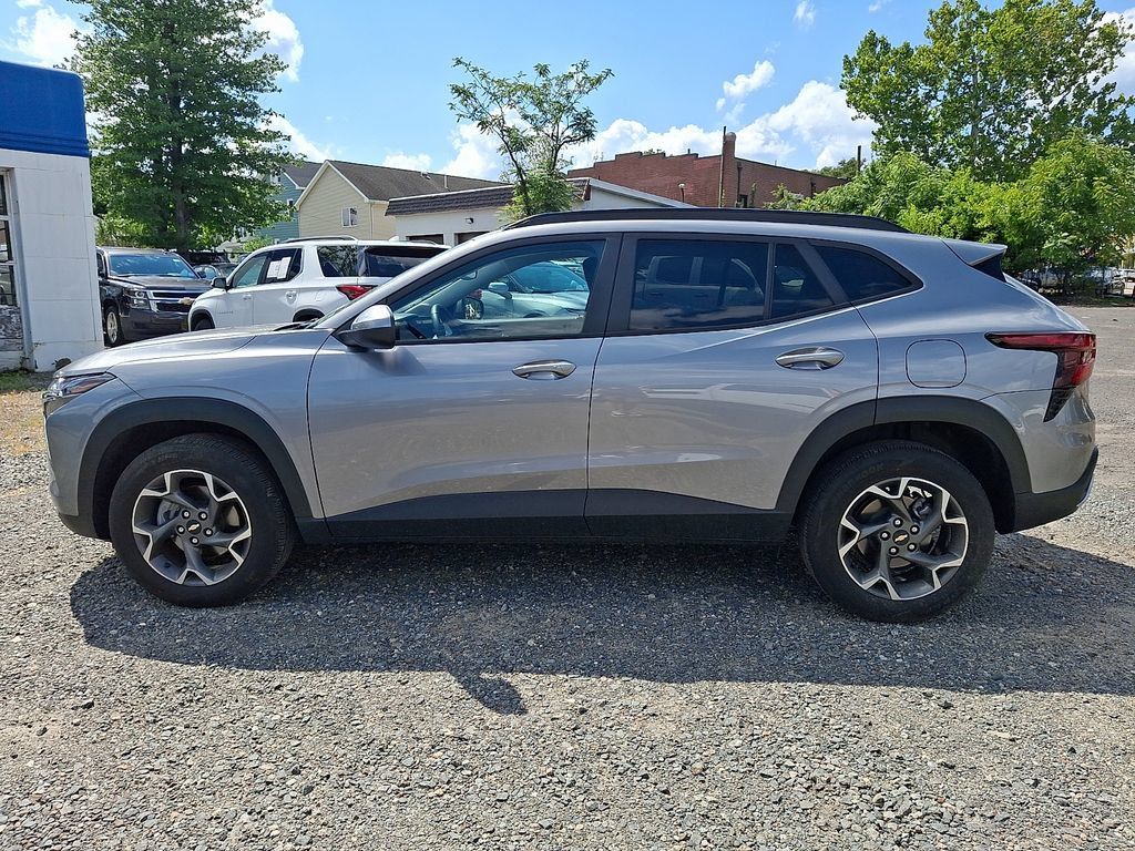 Used 2025 Chevrolet Trax LT w/ Driver Confidence Package FWD image 4
