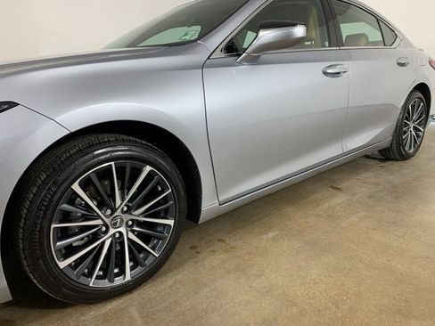 Used 2025 Lexus ES 300h w/ Premium Package image 2