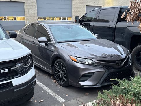 Used 2018 Toyota Camry SE image 2