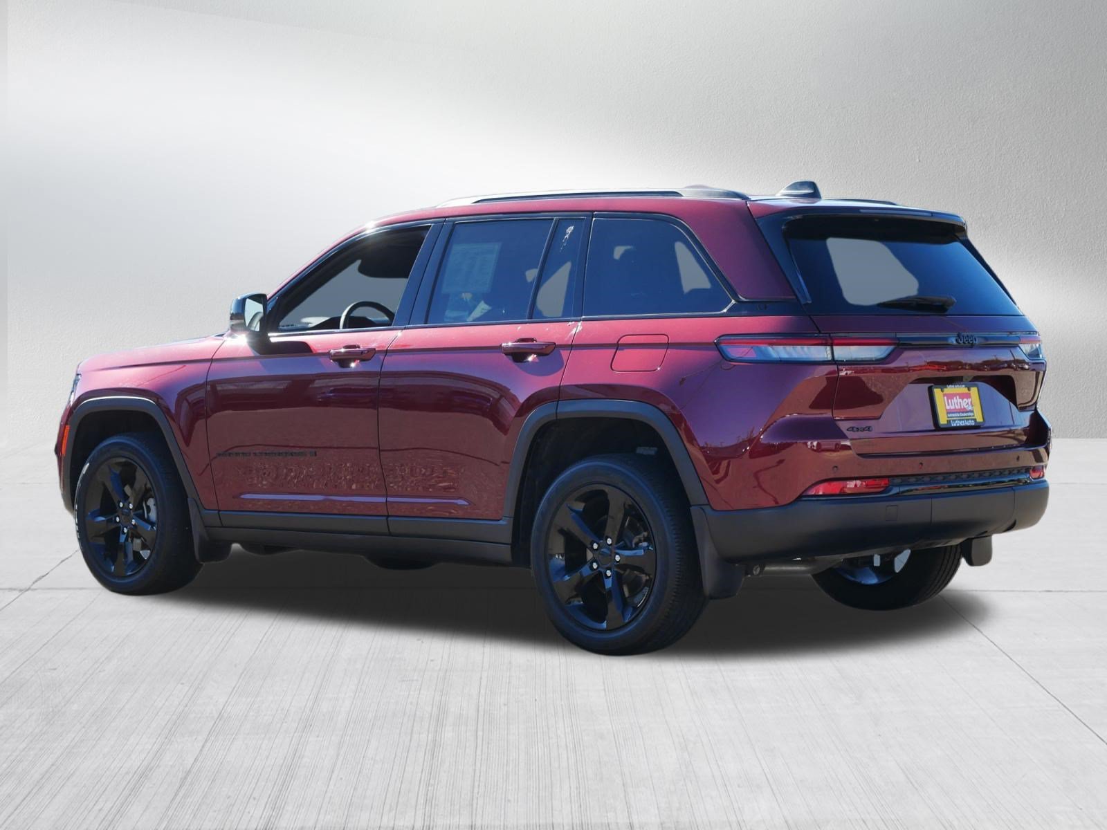 Used 2023 Jeep Grand Cherokee Altitude AWD/4WD image 5