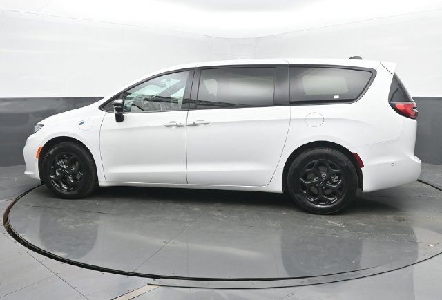 Used 2024 Chrysler Pacifica Limited FWD image 3