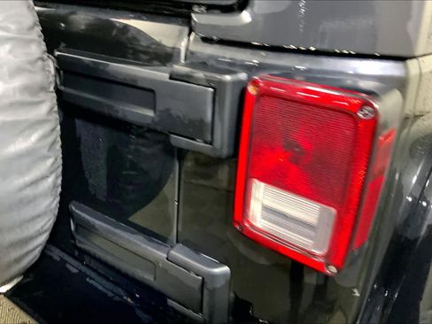 Used 2017 Jeep Wrangler Unlimited Sahara w/ Connectivity Group image 10