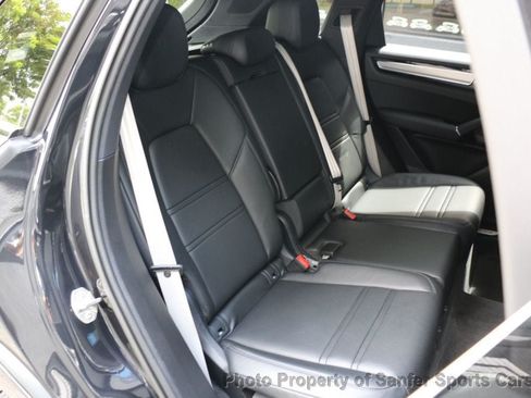 Used 2022 Porsche Cayenne Platinum Edition AWD/4WD image 32