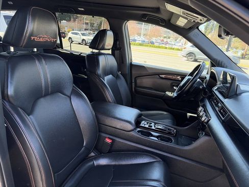 Used 2025 Honda Pilot TrailSport image 21