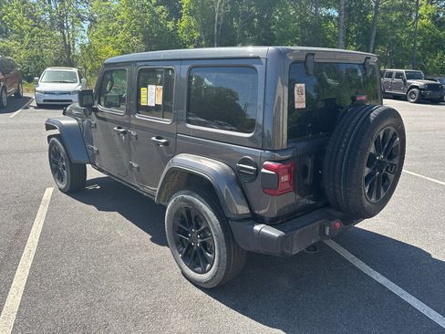 Used 2025 Jeep Wrangler Unlimited Sahara w/ Safety Group AWD/4WD image 8