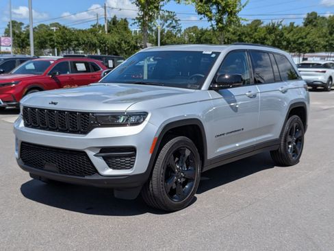 Used 2025 Jeep Grand Cherokee Altitude AWD/4WD image 7