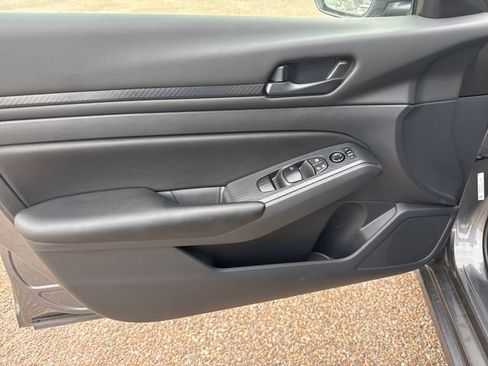 Used 2025 Nissan Altima 2.5 S FWD image 10