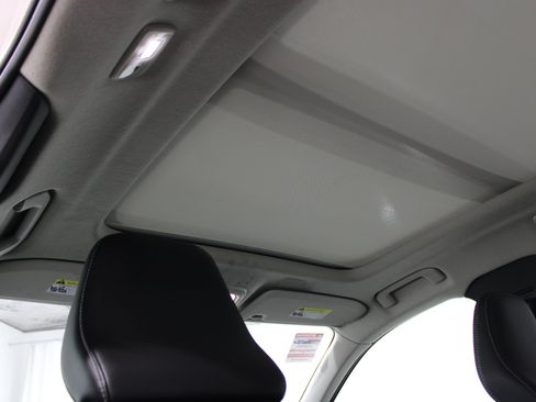 Used 2023 Volvo XC40 B4 Ultimate FWD image 21