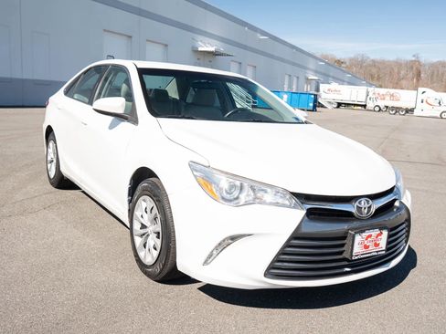 Used 2016 Toyota Camry LE image 8