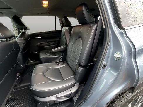 Used 2024 Toyota Highlander XLE FWD image 20