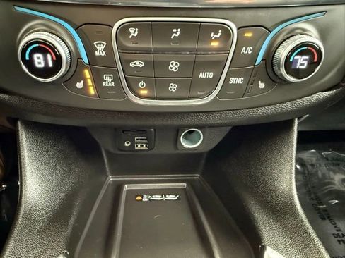 Used 2023 Chevrolet Traverse RS image 39