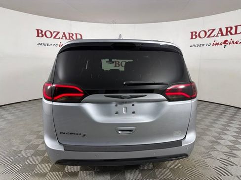 Used 2018 Chrysler Pacifica Touring-L w/ Premium Audio Group FWD image 7