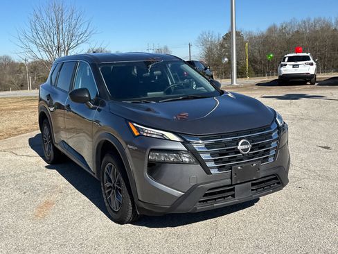 Used 2024 Nissan Rogue S image 3