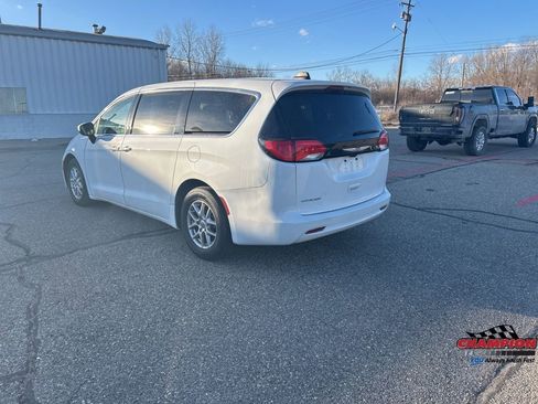 Used 2023 Chrysler Voyager LX image 3