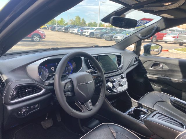 Used 2025 Chrysler Pacifica Limited FWD image 10