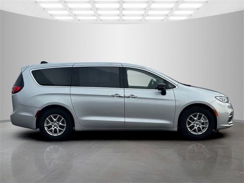 Certified 2024 Chrysler Pacifica Touring-L image 8