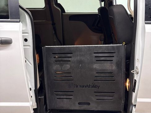 Used 2019 Dodge Grand Caravan SE FWD image 26