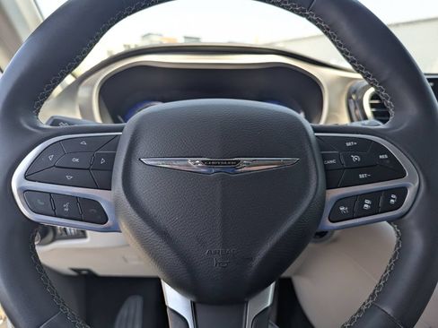 Used 2023 Chrysler Pacifica Touring-L FWD image 20