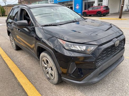 Used 2019 Toyota RAV4 LE w/ Carpet Mat Package AWD/4WD image 3